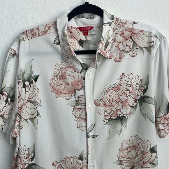 ❌SOLD❌ Guess Shirt - Picture 2 of 8